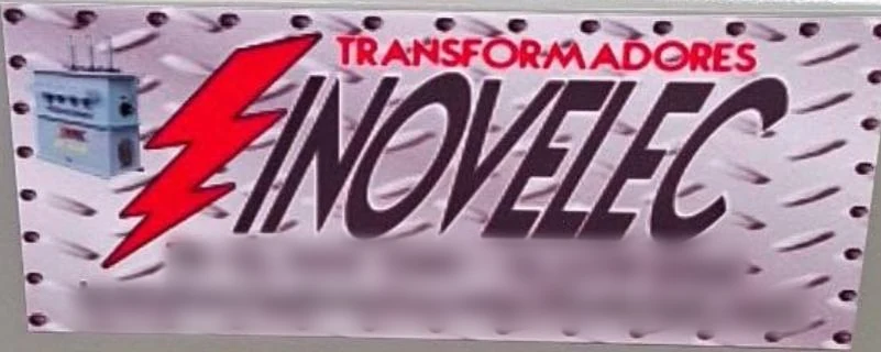 Logotipo anterior de INOVELEC: letras negras inclinadas sobre textura de lámina antiderrapante, un rayo rojo, la foto de un transformador y los datos de contacto dentro del logo
